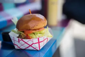 Jak wyposażyć food trucka w niezbędny sprzęt